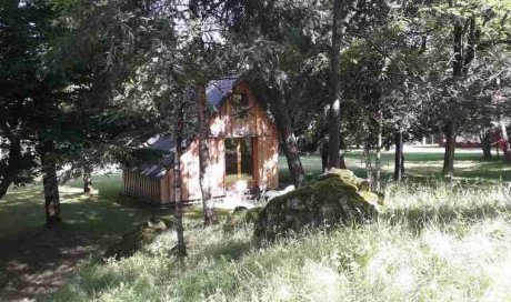 Camping chalet 4 personnes : Les Huttes de Sabotier - Champs-sur-Tarentaine-Marchal - Camping de l'écureuil