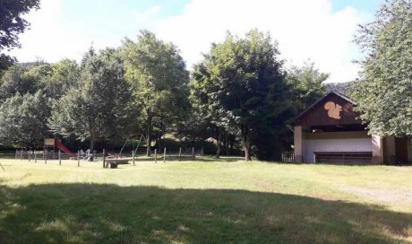 Sanitaires et aire de jeux au camping - Champs-sur-Tarentaine-Marchal - Camping de l'écureuil